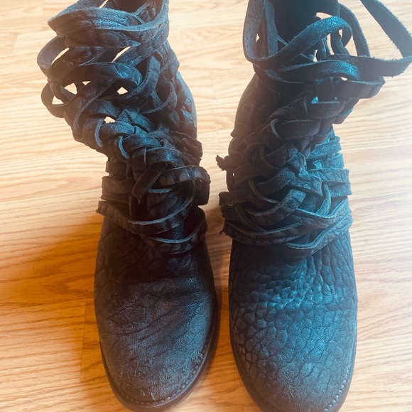 FP charcoal black snakeskin pattern boots sz 37 - Picture 2 of 4